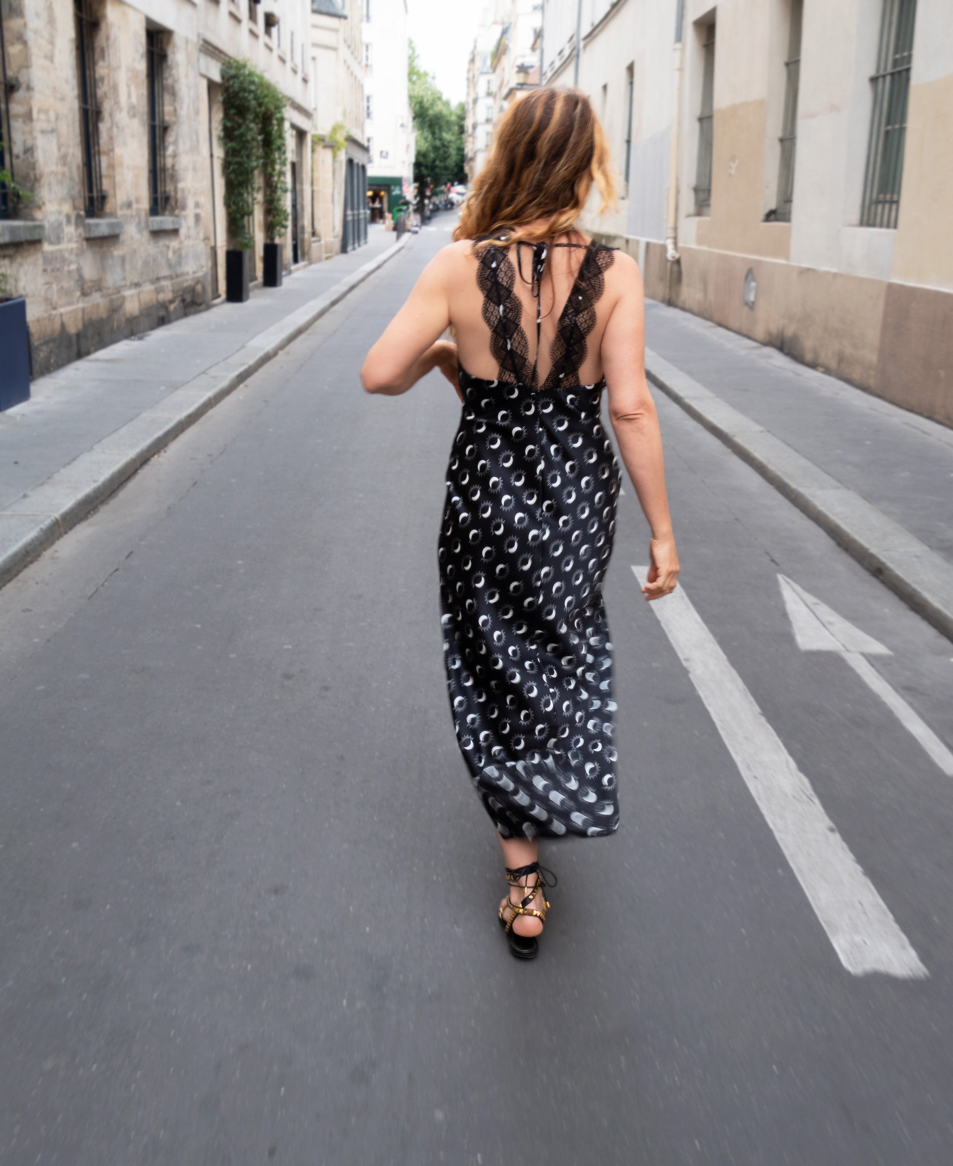 walking_796b0528-3131-4f87-a469-2a4b9fa37c7d.jpg